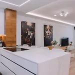 Elegancia Y Diseno En By 公寓